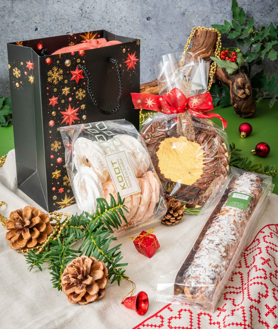 Kerstpakket van Bakkerij Koot met stol, schuimkransjes en kerstlekkernijen